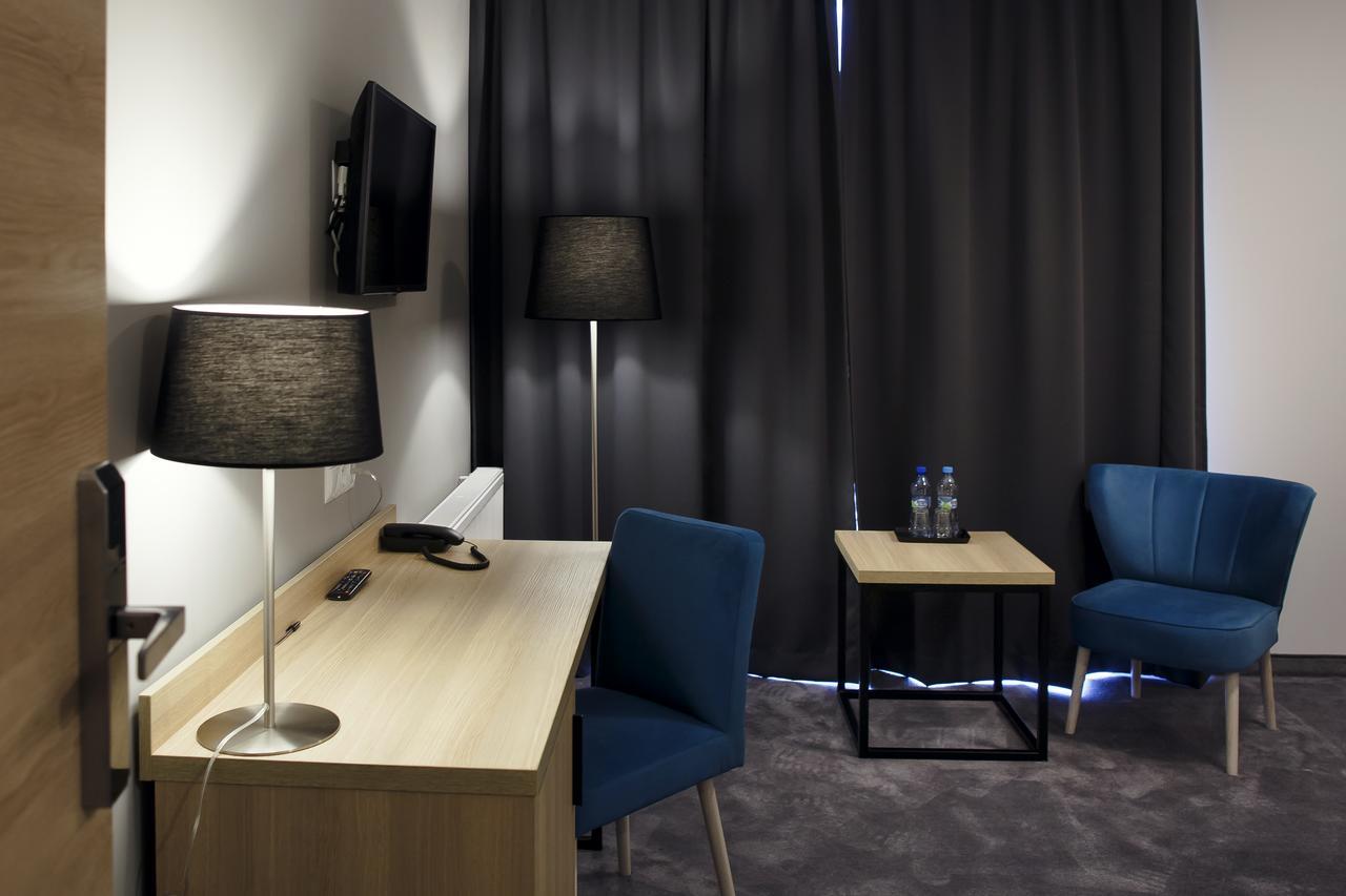 Hotel Czarny Staw à Aleksandrów Łódzki Extérieur photo