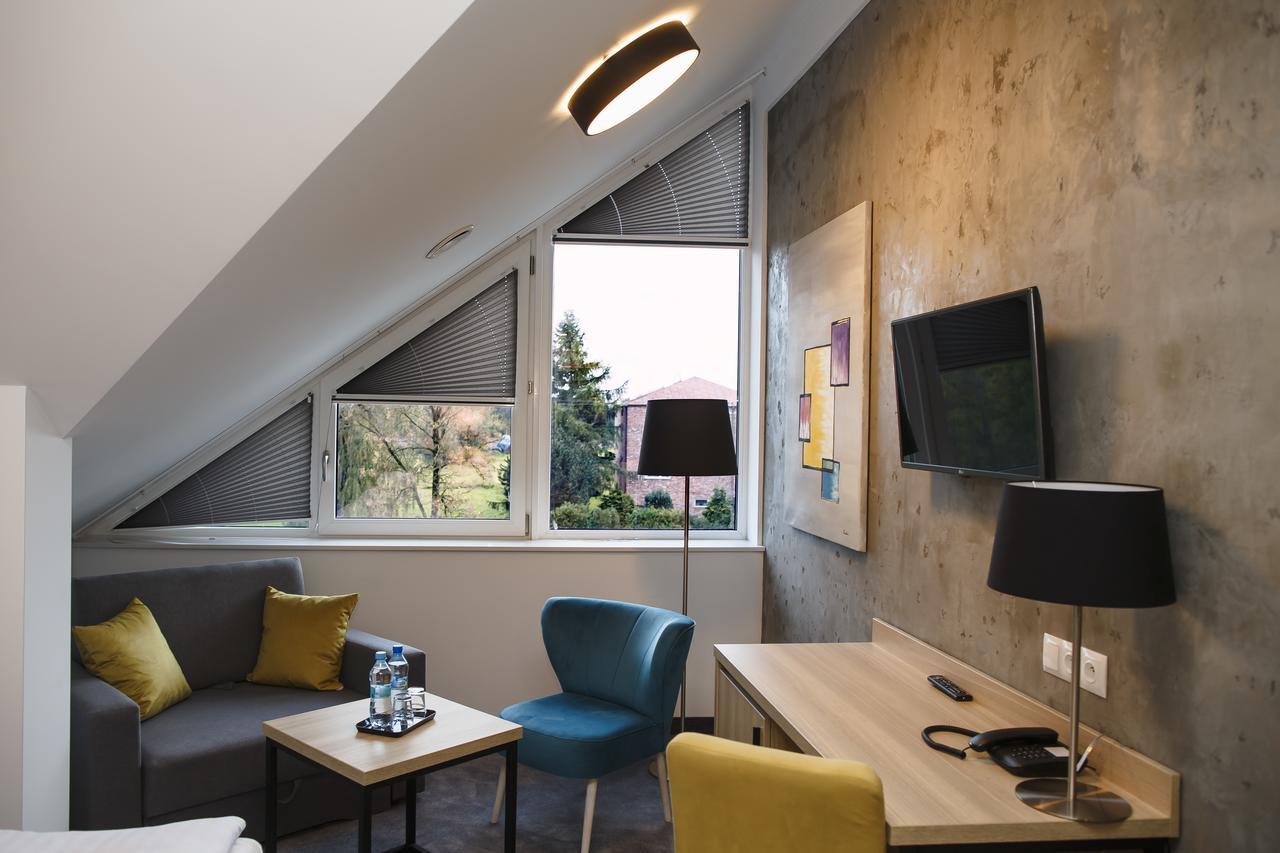Hotel Czarny Staw à Aleksandrów Łódzki Extérieur photo