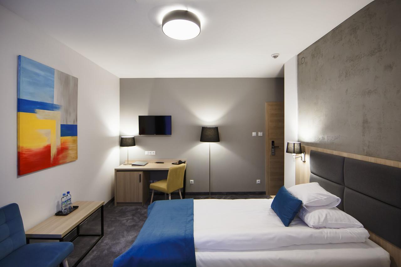 Hotel Czarny Staw à Aleksandrów Łódzki Extérieur photo