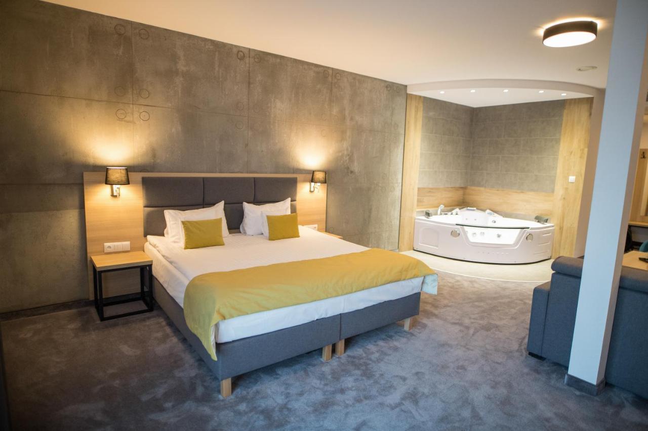 Hotel Czarny Staw à Aleksandrów Łódzki Extérieur photo